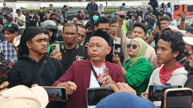 Bang Madun atau Nyak Kopsah ikut menyuarakan keresahan terhadap wakil rakyat. [Selvianus Kopong Basar/FT News]